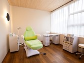 Genießen Sie Behandlungen mit hochwertigen Produkten Kosmetikraum im Hotel Erlebach