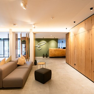 Erleben Sie Urlaub und Erholung pur Eingangsbereich und Rezeption von Hotel Erlebach