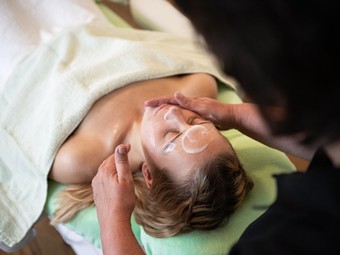 Gönnen Sie sich eine Massage oder Kosmetik-Anwendung Frau bekommt eine Gesichtsbehandlung im Spa