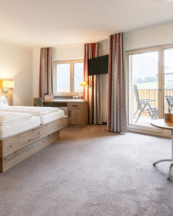 Geräumiges Doppelzimmer mit großem Balkon mit traumhaftem Bergblick Hotelzimmer mit Doppelbett, Couch & Balkon