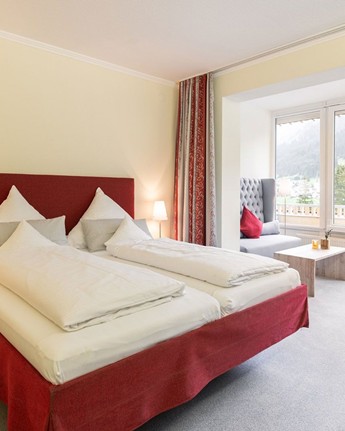 Ihr Rückzugsort: Doppelzimmer mit wohltuender Atmosphäre Hotelzimmer mit Doppelbett, Sitzecke und großem Fenster