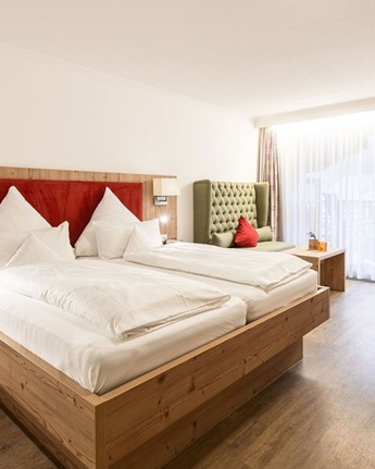 Natürliche Materialien für erholsame Momente im Doppelzimmer Hotelzimmer mit Doppelbett, Sitzecke & Schreibtisch