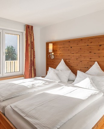 Ihr Urlaubs-Zuhause im kuscheligen Landhausstil Doppelbett im Hotelzimmer