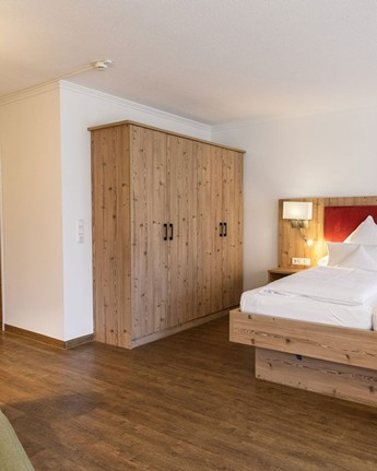 Hotelzimmer mit Doppelbett, Couch & Kleiderschrank