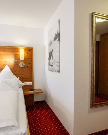 Doppelbett im Hotelzimmer, Blick ins Badezimmer