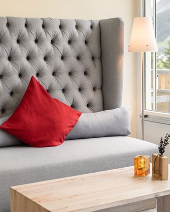 Erholung und Entspannung im gemütlichen Doppelzimmer Couch & Couchtisch im Hotelzimmer