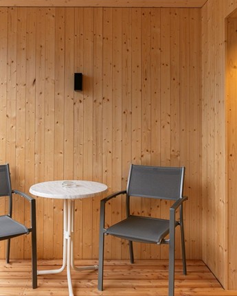 Der Balkon mit Bergblick lädt zum Verweilen ein Tisch und Stühle auf einem Holzbalkon