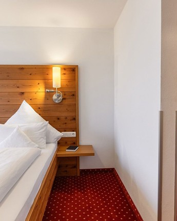 Wohlfühlen und abschalten in der luxuriösen Suite mit Naturblick Doppelbett und Schrankraum im Hotelzimmer