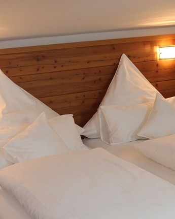 Doppelbett im Hotelzimmer