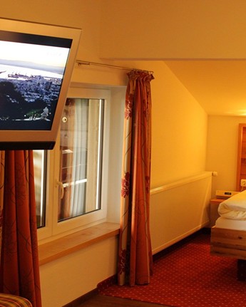 Hotelzimmer mit Doppelbett & Fernseher