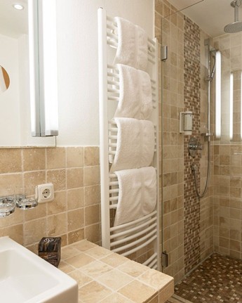 Stilvolles Bad mit warmen Farben und edler Einrichtung Hotelbadezimmer mit Dusche