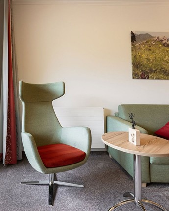 Reichlich Platz in gemütlicher Atmosphäre Sessel & Couch im Hotelzimmer