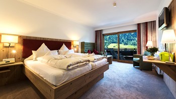 Hotelzimmer mit Doppelbett, Sitzecke & Balkon