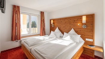 Doppelbett im Hotelzimmer