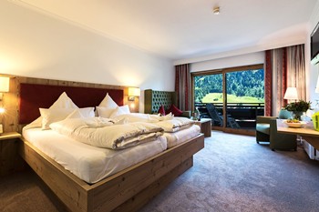 Hotelzimmer mit Doppelbett, Sitzecke & Balkon