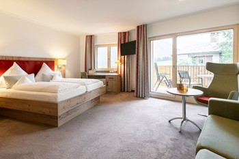 Hotelzimmer mit Doppelbett, Couch & Balkon