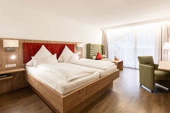 Hotelzimmer mit Doppelbett, Sitzecke & Schreibtisch