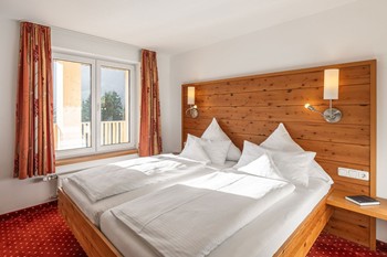 Doppelbett im Hotelzimmer