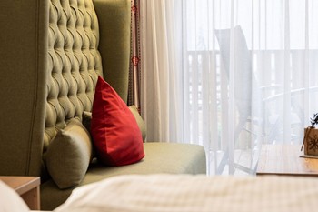 Couch vor einem großen Fenster