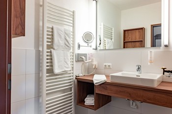 Waschbecken & Spiegel im Hotelbadezimmer