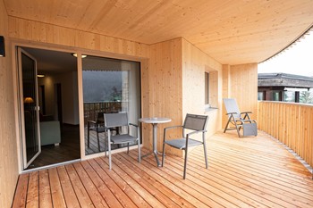 Großer Balkon mit Tisch und Stühlen