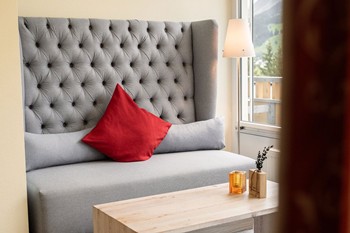 Couch & Couchtisch im Hotelzimmer