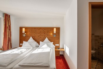 Doppelbett im Hotelzimmer