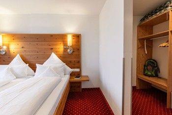 Doppelbett und Schrankraum im Hotelzimmer