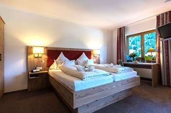 Doppelbett & Kleiderschrank im Hotelzimmer