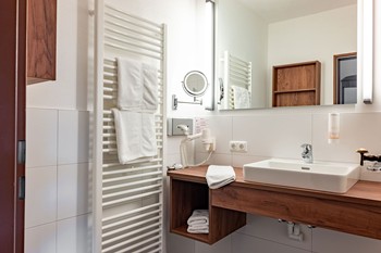 Waschbecken & Spiegel im Hotelbadezimmer