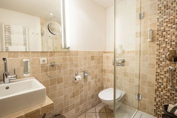 Hotelbadezimmer mit Dusche & WC