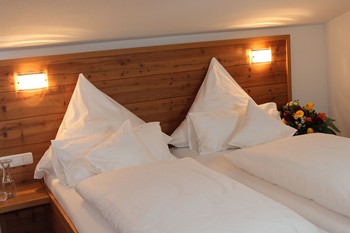 Doppelbett im Hotelzimmer