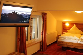 Hotelzimmer mit Doppelbett & Fernseher