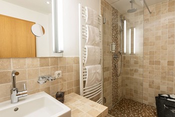 Hotelbadezimmer mit Dusche
