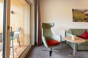 Sessel & Couch im Hotelzimmer