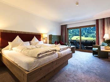Doppelzimmer mit Holzelementen und freiem Blick auf die Natur Hotelzimmer mit Doppelbett, Sitzecke & Balkon