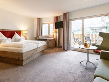 Geräumiges Doppelzimmer mit großem Balkon mit traumhaftem Bergblick Hotelzimmer mit Doppelbett, Couch & Balkon