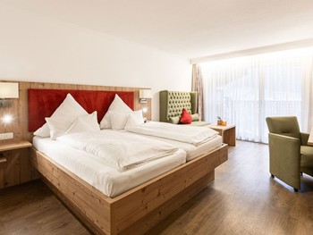 Natürliche Materialien für erholsame Momente im Doppelzimmer Hotelzimmer mit Doppelbett, Sitzecke & Schreibtisch