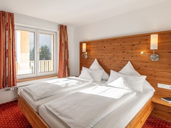 Ihr Urlaubs-Zuhause im kuscheligen Landhausstil Doppelbett im Hotelzimmer