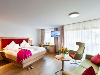 Erholsam schlafen und den Blick auf die Berge genießen Hotelzimmer mit Doppelbett, Sitzecke & Balkon