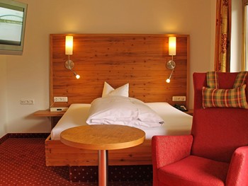 Gemütliche Auszeit im Einzelzimmer mit beruhigendem Naturblick Hotelzimmer mit Einzelbett, Sessel & Fernseher