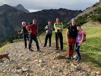 Gruppe Wanderer auf einem Bergpfad