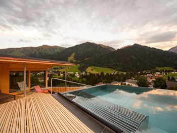 Schwimmen Sie eine Runde zwischen majestätischen Gipfeln Rooftop Infinity Pool mit Blick auf Berge