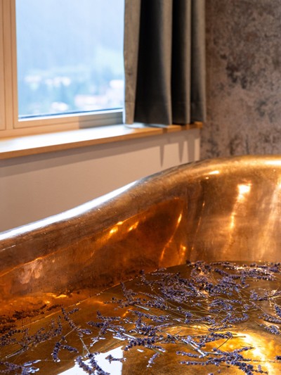 Genießen Sie ein wohltuendes Kräuterbad Bronzebadewanne mit Lavendelblüten-Wasser