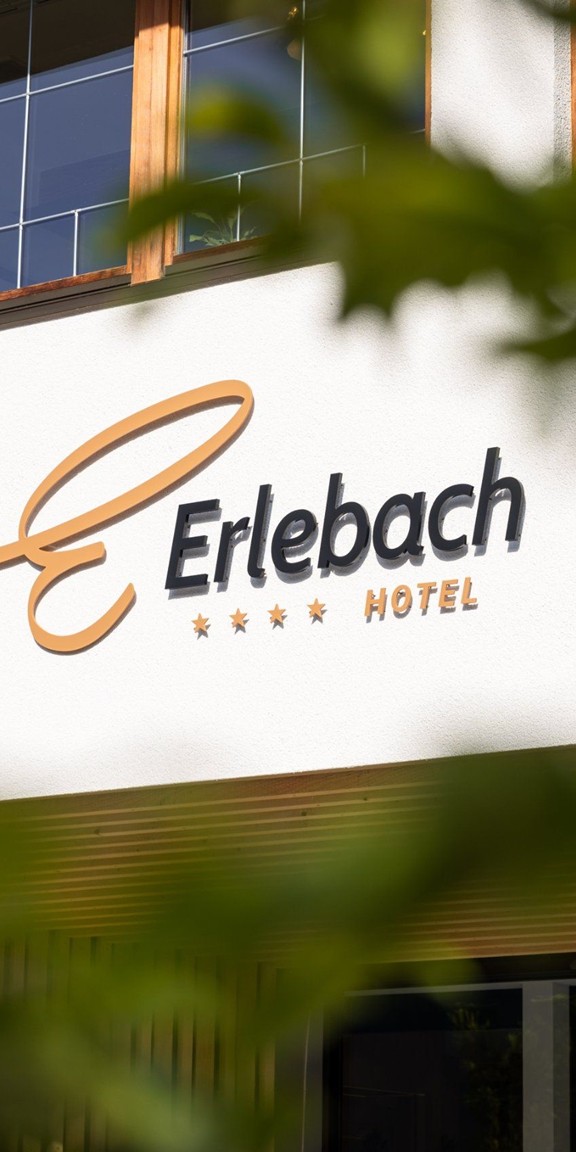Erlebach-Schriftzug an der Außenfassade des Hotels