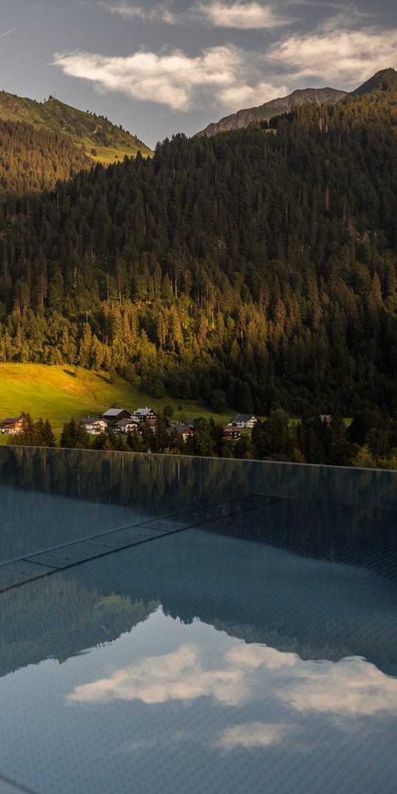 25GipfelSpa - so geht Wellness Rooftop Infinity Pool mit Blick auf Berge