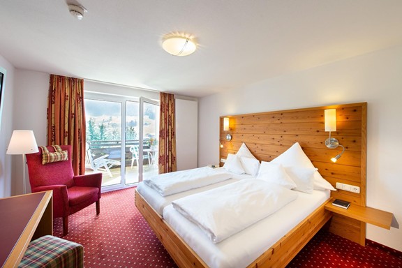 Ruhig schlafen nach einem aktiven Tag Hotelzimmer mit Doppelbett und Balkon