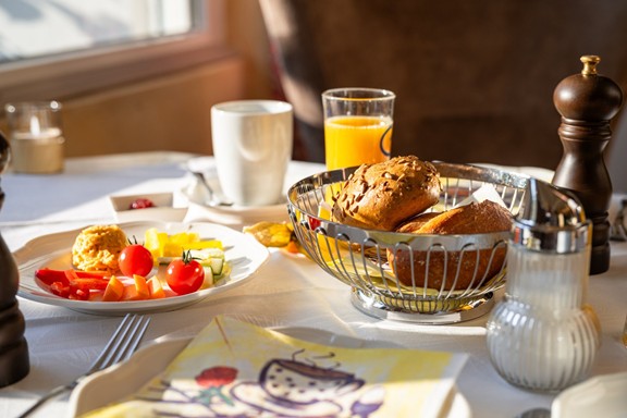 Unsere Kulinarik lässt keine Wünsche offen Gebäck, Aufstrich, Gemüse, Saft & Kaffee auf einem Tisch