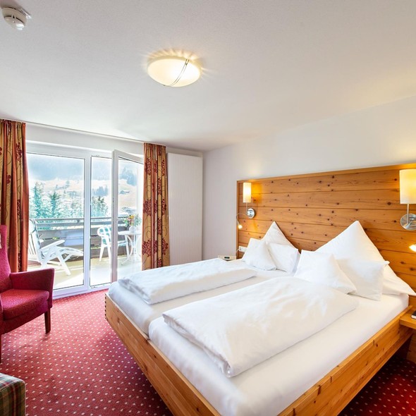 Ruhig schlafen nach einem aktiven Tag Hotelzimmer mit Doppelbett und Balkon